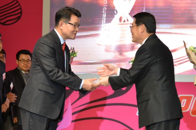 [별첨] 일화 이성균 대표의 KLPGA 대상 ‘공로상’ 수상 사진_2.jpg