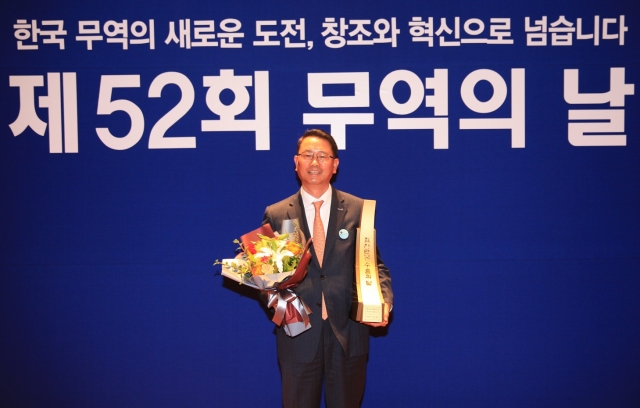 (동원시스템즈) 52회 무역의 날 7천만불 수출의 탑 수상_조점근 사장_151207.jpg