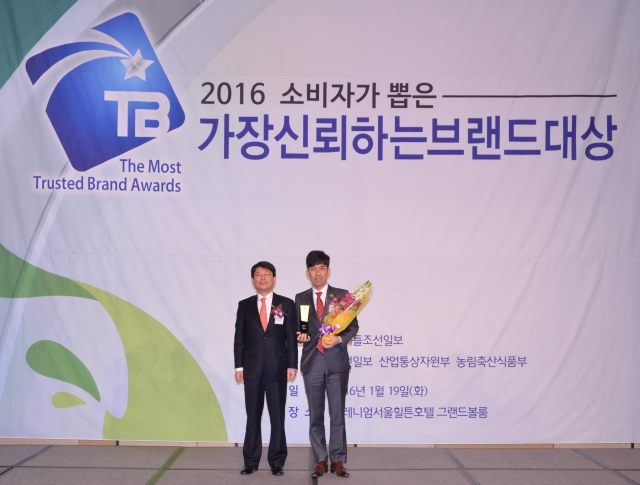 사진자료1_한국허벌라이프 김승욱 홍보 부장(우측)이 디지틀조선일보 김찬 대표(좌측)와 기념촬영을 하고 있다.jpg