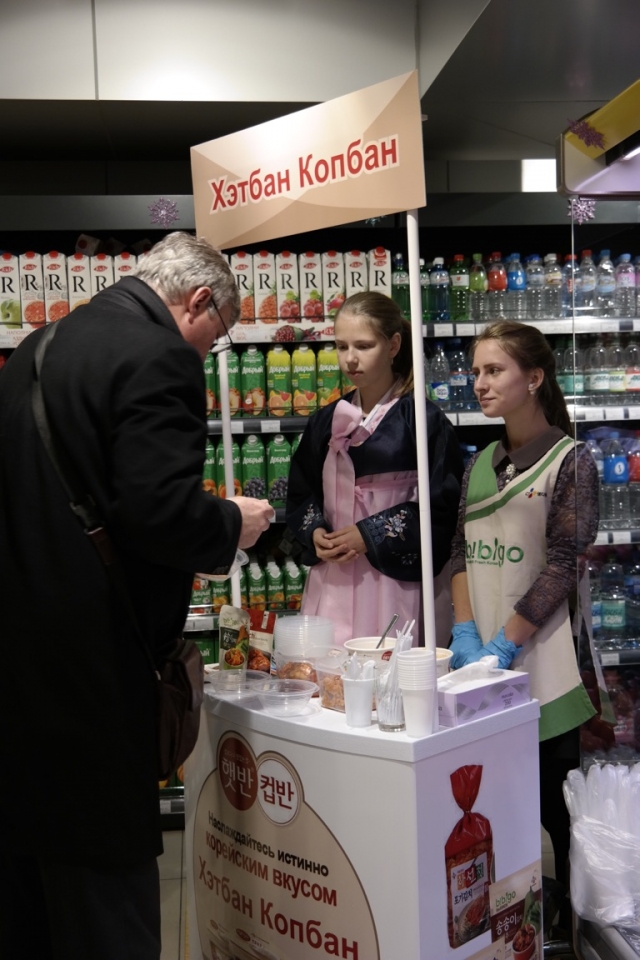 CJ제일제당_햇반 컵반_러시아 현지 소매점 시식행사.jpg