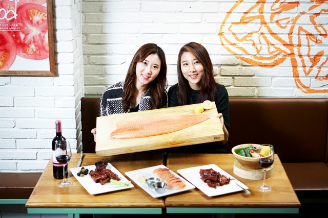 (samyang) 세븐스프링스를 찾은 고객들이 생연어와 폭립 무제한 메뉴를 즐기고 있다(2).jpg