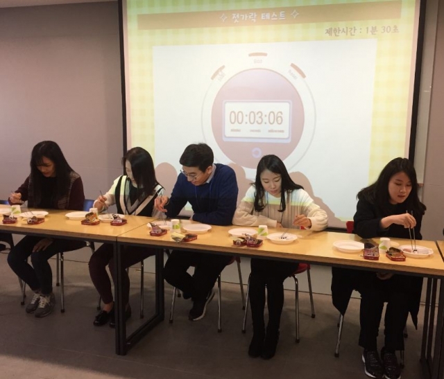 (사진1)샘표 신입사원 대상 ‘젓가락 교육’ 실시.JPG