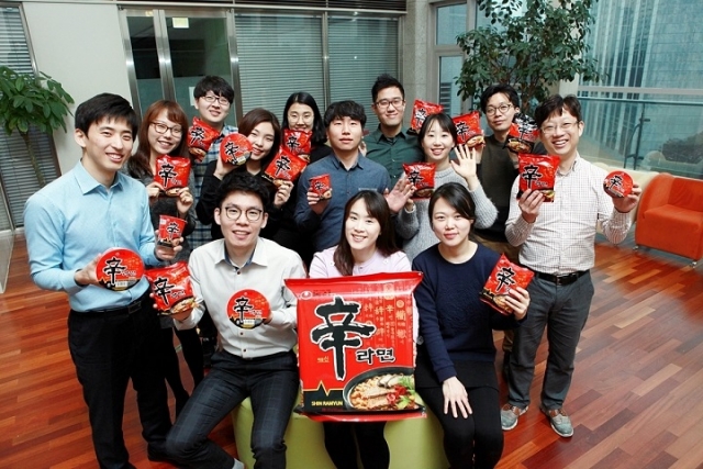신라면의 마케팅과 연구개발을 담당하는 농심 직원들 02.jpg