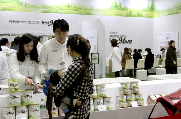 파스퇴르 부스를 방문하고 있다..jpg