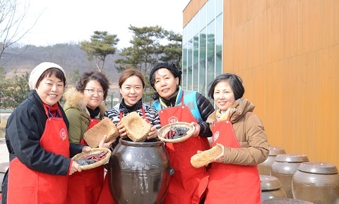 (사진) 샘표 ‘전통 장 담그기’ 행사 개최 02.jpg