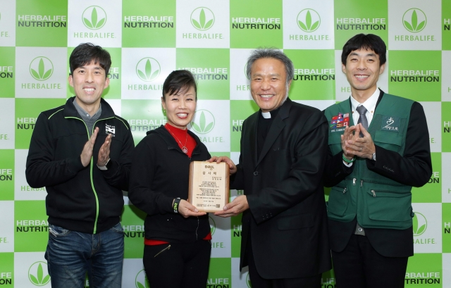 사진자료_한국허벌라이프 정영희 대표이사(중앙 좌측)와 다일공동체 최일도 이사장(중앙 우측) 등이 감사패 수상 기념촬영을 하고 있다.jpg