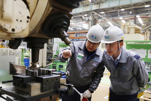 사진2.두산중공업 장천순 기술상무 작업모습 03.jpg